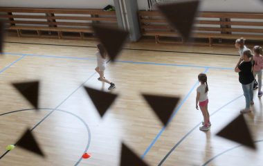 TRT02: KOROONAPIIRANGUTE LEEVENEMINE : TARTU  EESTI   03MAY21 
Pildil Annelinna gümaasiumi kehalise kasvatuse tund.
 sa/Foto SILLE ANNUK / TARTU POSTIMEES